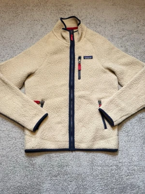 Patagonia fleecejacka - Säljer nu en riktigt fet Patagonia fleecejacka i storlek S. Mycket eftertraktad och perfekt nu till våren eller skidsäsong. Skicket är som nytt! Hör av er🙌