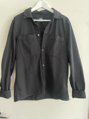 Overshirt Zara - Svart Overshirt från Zara. Storlek M, men passar även S