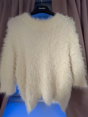 Stickad tshirt  - Fluffig vit kofta köpt på åhlens. Står ej strl💓Funkar om man är S/M