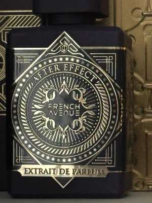 After Effect Extrait de Parfum - Lyxig parfymflaska från French Avenue med namnet After Effect. Flaskan är mörklila med detaljer i guld och har en elegant, geometrisk design. Märket och parfymens namn är ingraverade i guldfärgade plattor. Innehåller 80 ml Extrait de Parfum.  Max 10 Sprays tagna nypris 400
