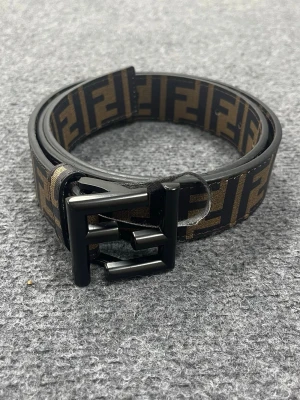 Fendi bälte - Helt ny. Väldigt unik och sällsynt bälte. Passar med en lite mer mörk outfit. Skriker style, fast diskret. Medföljer, påse,dustbag,kvitto,box. Skriv privat för fler bilder. Eller bara funderingar.