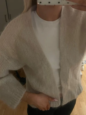 Stickad kofta - Superfin creme färgad kofta!! Trekvartsärmar och är i storlek M🤍 packeterad och redo att skickas