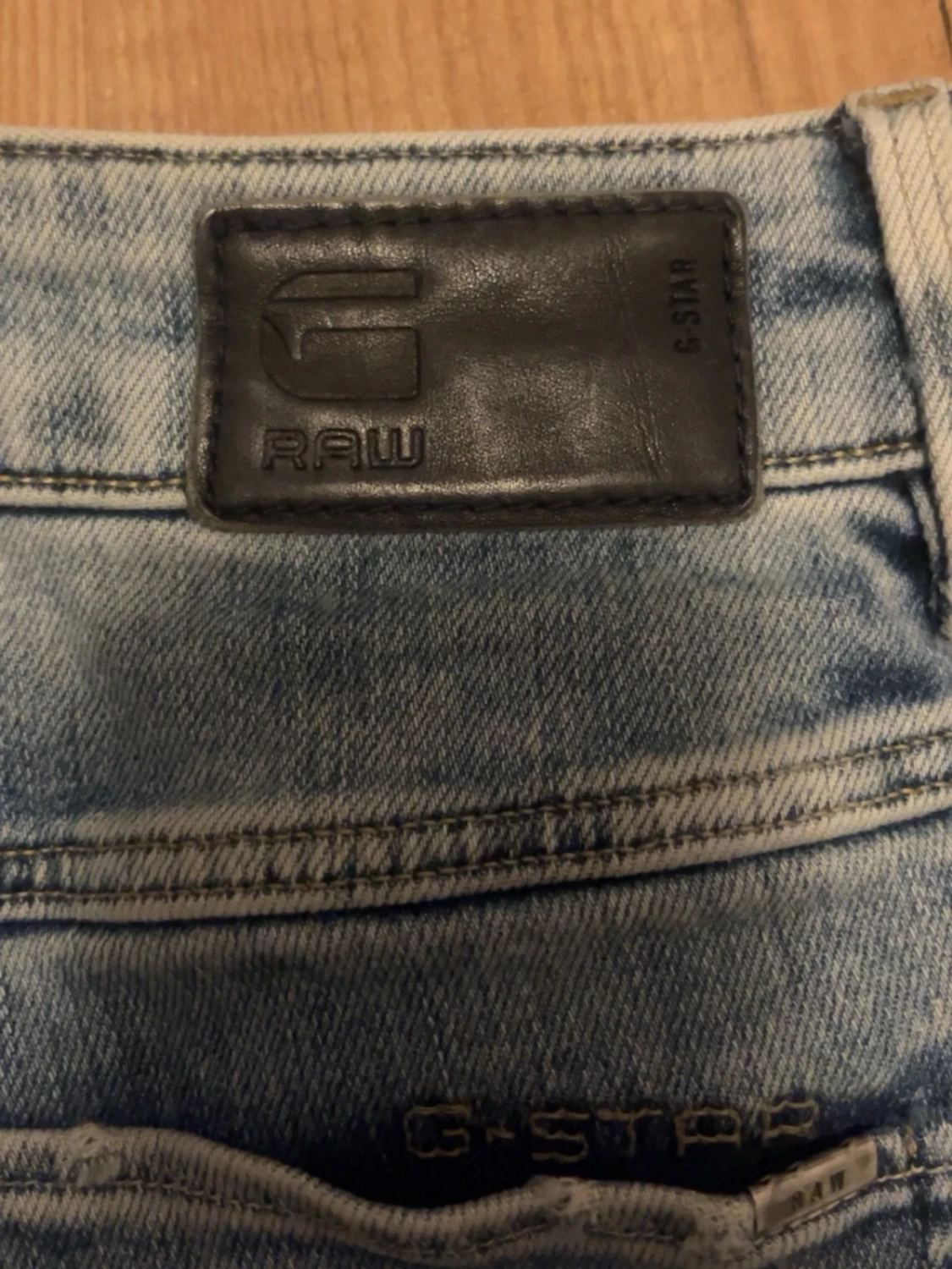 Blå lågmidjade jeansshorts med fransig kant - 5