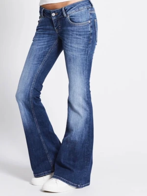 Blaze Blå bootcut jeans med slitningar från lager 157 - Snygga blå bootcut jeans med lätt slitna detaljer och klassisk femficksdesign. Jeansen har en låg midja och är tillverkade i denim med stretch för skön passform. Perfekta för dig som gillar en avslappnad och trendig look.