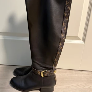Guess knee high boots strl 38 - Knähöga boots från Guess. Bekväma med otroligt snygg passform. Nypris: 3500 kr
