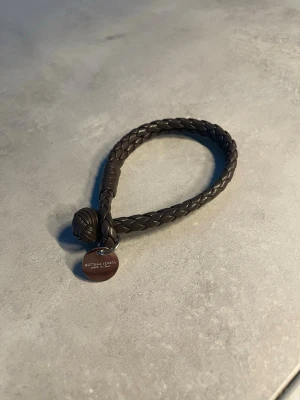 Bottega veneta armband  - Säljer dehär ritkigt snygga bottega veneta armbandet som passar alla, unisex i brun färg och enkelt att stylea, hör av er om ni har några mer frågor ❤️❤️