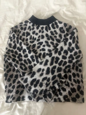 Leopard tröja från H&M - Trendig leopardmönstrad tröja från H&M i storlek S. Oversize-passform och nyare trendmodell – perfekt som statement-plagg till jeans eller kjol. Mycket bra skick, använd fåtal gånger. Snabb affär prioriteras, pris kan diskuteras ✨