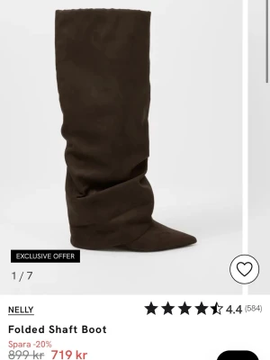 Bruna floded shaft boots från Nelly - Säljer ett par bruna slouchy stövlar från Nelly med mjuk mockakänsla. Perfekta till höstens outfits och med kort tjol, har använt de BARA en gång, storlek 38