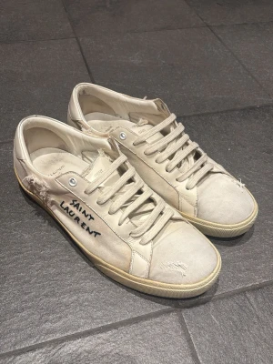 Saint Laurent sneakers med råa detaljer - Sköna Saint Laurent skor. Skicket är som syns på bilder. Självklart äkta!