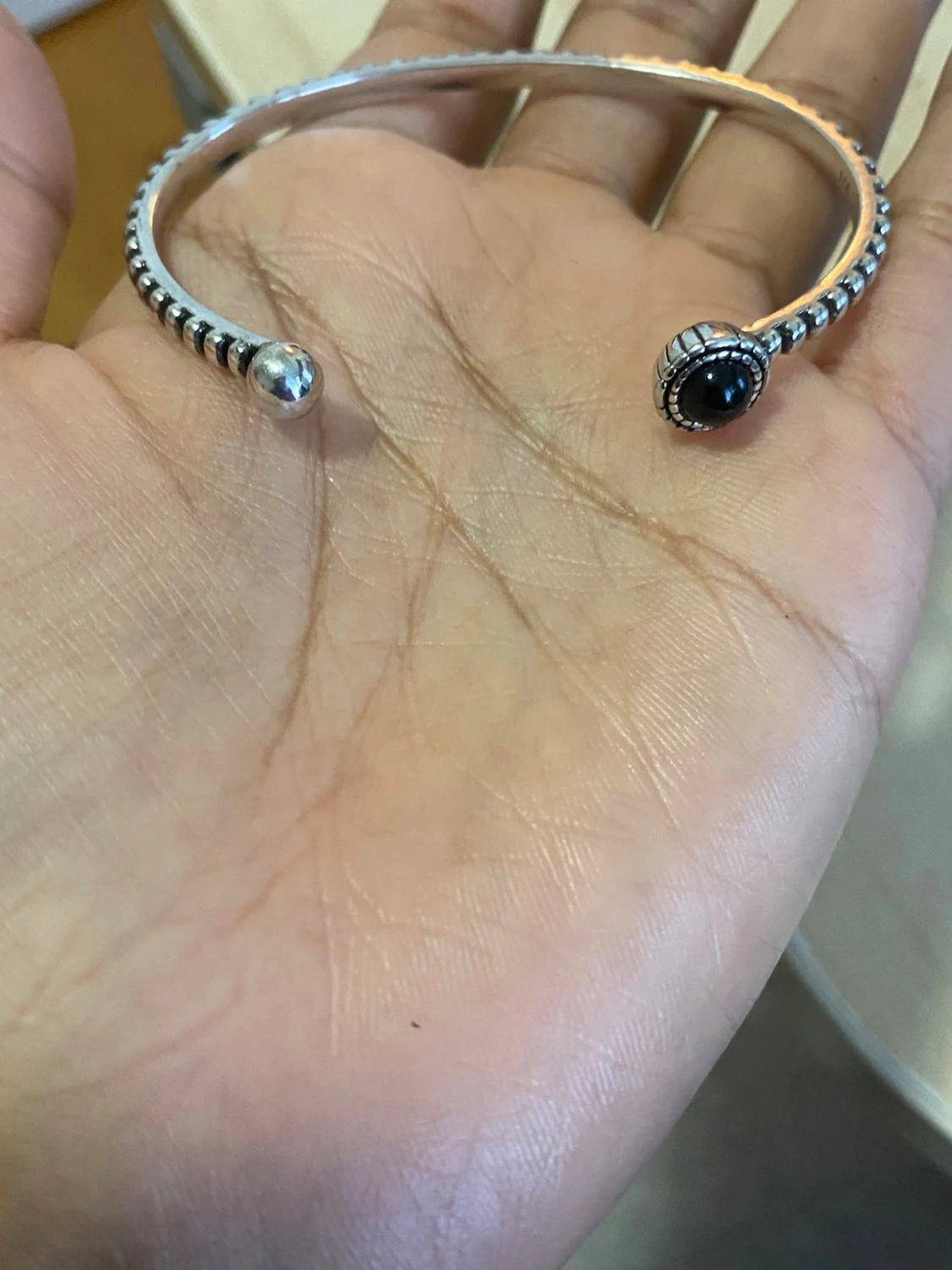 s925 stamped Öppet silverarmband med svart detalj