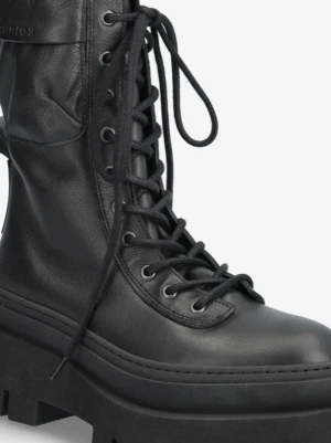 Other Stories Svarta chunky snörstövlar - ger edgy vibe. Perfekta för dig som vill sticka ut och addera attityd till din outfit.