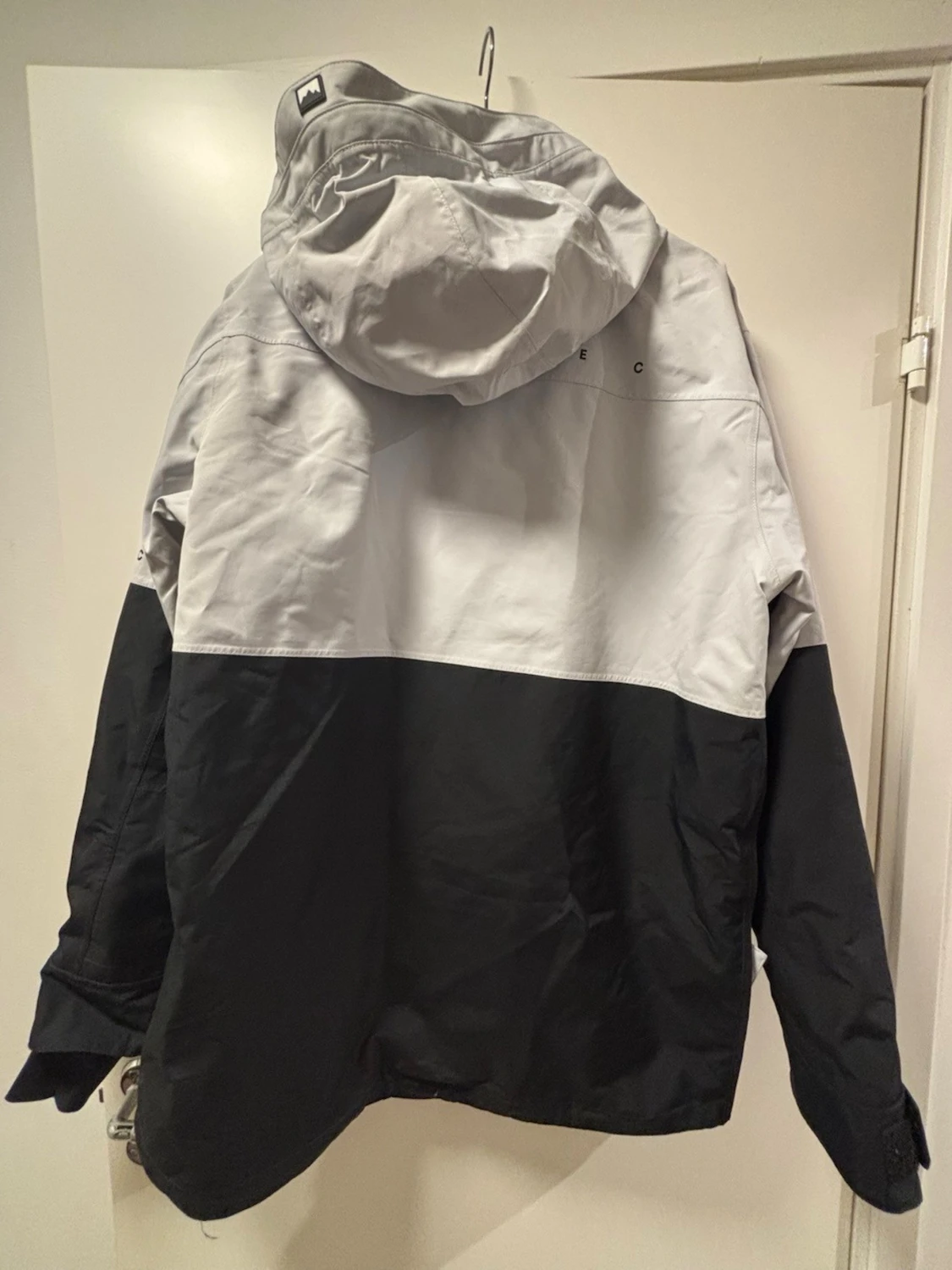 Svart och grå snowboard/skidjacka från Montec - 1