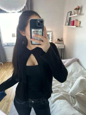 Svart kofta - Trendig svart cardigan med en knapp vid halsen. Långa ärmar, endast använd 1 gång och slutsåld på hemsida ❤️❤️❤️🥰🫶✨💕
