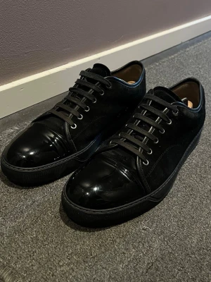 Svarta Lanvins - Tja säljer dessa helsvarta Lanvins, ingen box medkommer tyvärr, men dustbags, men skorna är i väldigt fint skick, hör av vid intresse