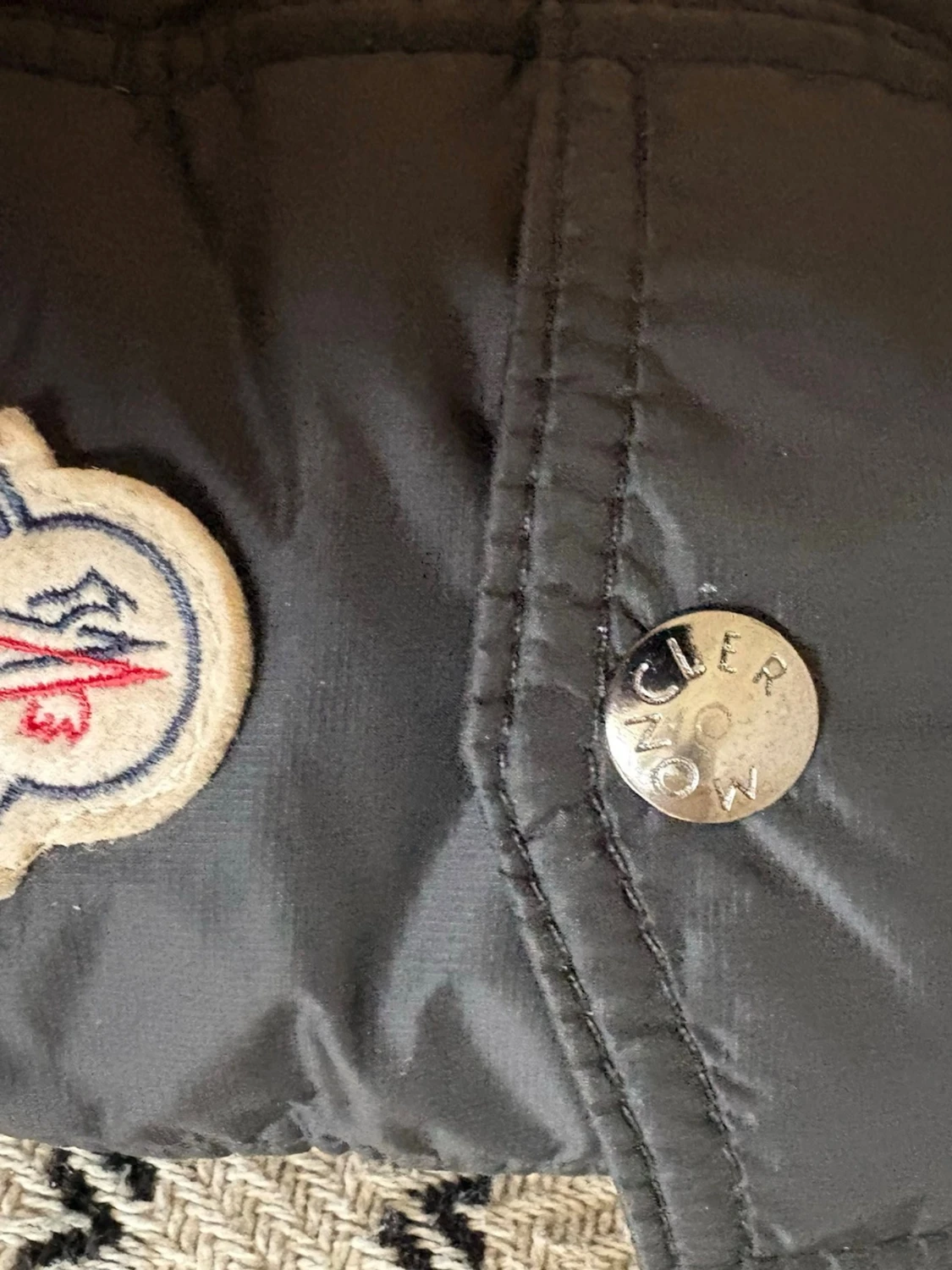 Svart Moncler dunjacka med pälskrage - 2