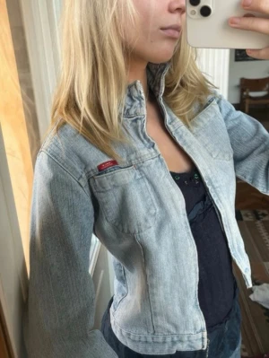 Vintage Only Jeanswear Fitted Denim Jacket 90s/00s S - Äkta vintage Only Jeanswear jeansjacka i perfekt ljus tvätt. Storlek S. Superfin figursydd modell som ger en smickrande. 100% bomull så den är väldigt lätt och skön att ha på sig.   Dragkedjan fungerar inte optimalt, därav bättre pris. Kan enkelt bytas om man vill, men jag har använt den öppen och det är minst lika snyggt.  Perfekt till vår/sommar, över klänning eller med låga jeans.  Skriv gärna vid frågor! <3