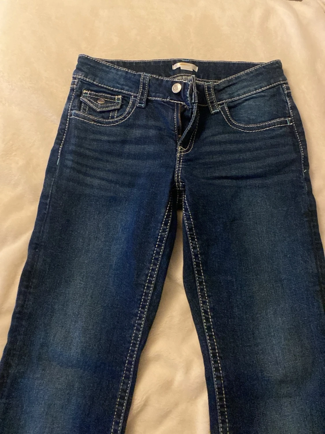 Mörkblå jeans med kontrastsömmar - 1