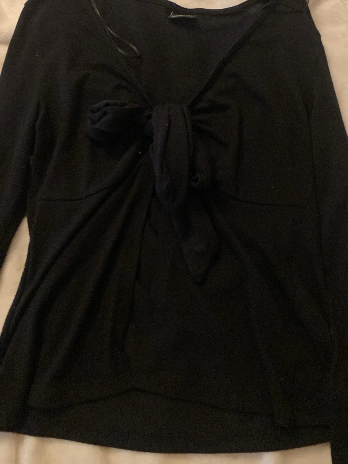 Svart tröja med knyt framtill