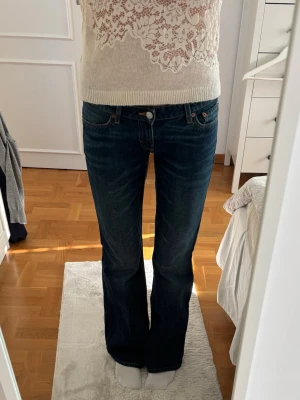 Weekday Nova Low slim bootcut jeans 27/34 - Weekday Nova Low slim bootcut jeans i storlek 27/34 (W27 L34) Innerbenslängd: 86 cm och midjemått tvärsöver: 37,5 cm. Se bilder! Skriv gärna om du har några frågor! Nypriset är ca 600kr💕