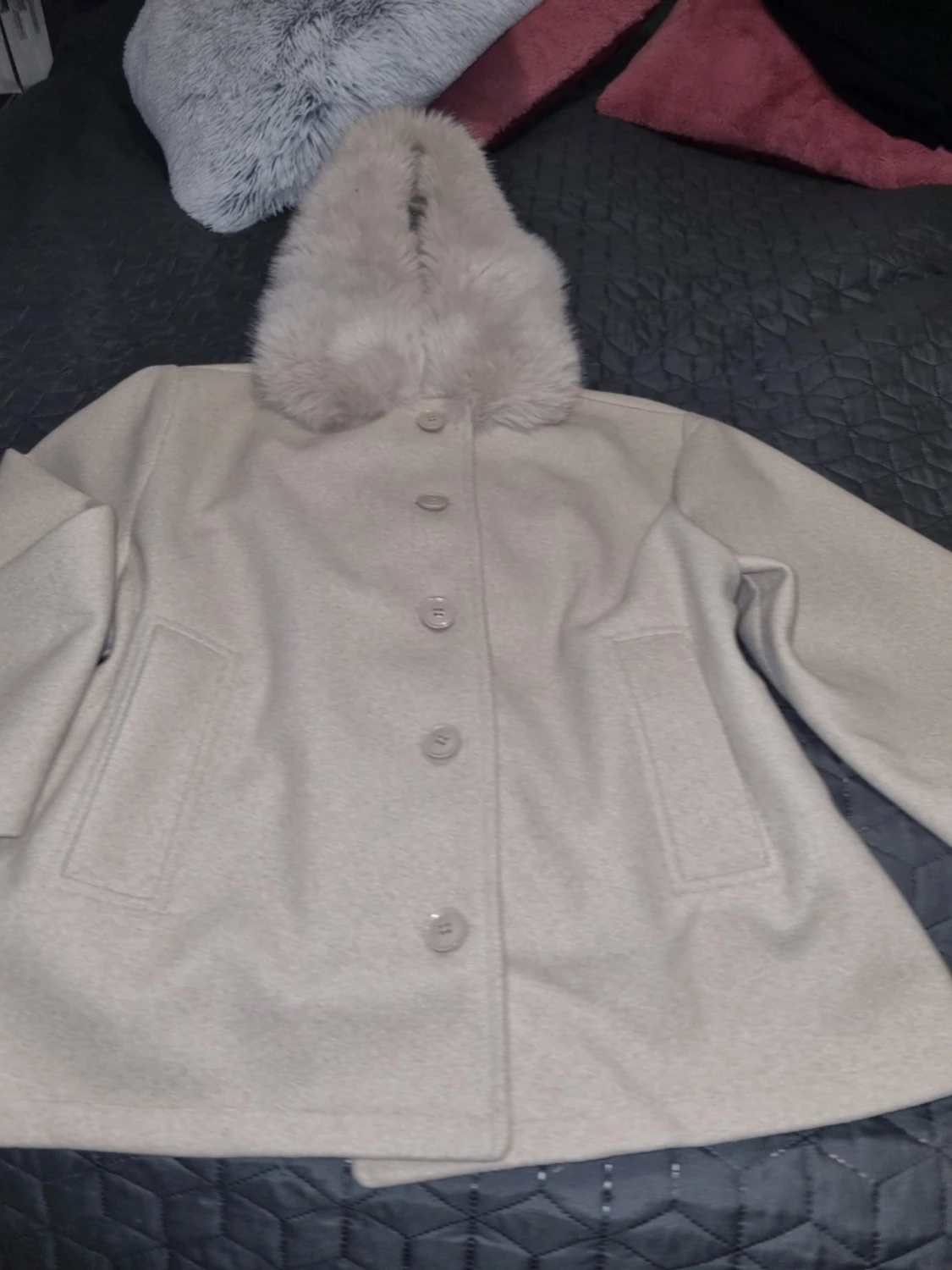 Beige kappa med fuskpäls