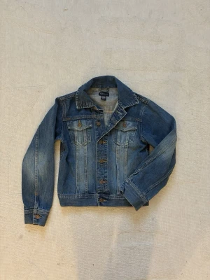 Jeansjacka  - Superfin jeansjacka som passar som xs. Kommer i superfint skick! Passa på nu då det är fri frakt! 💌