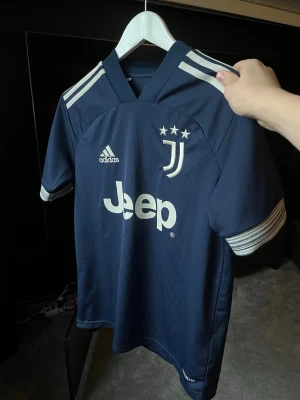Juventus fotbollströja - Säljer nu Juventus mot från 2019. 100% äkta. Storlek XS. Hör av dig vid frågor
