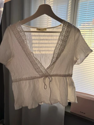 Topp Pull&Bear - Använd några få gånger, fint skick men kommer inte till användning längre. Inga defekter eller dylikt. Knyte vid midjan