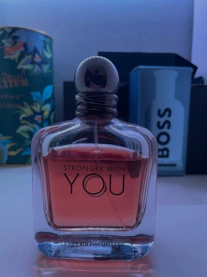 Stronger With You parfym från Armani - Mängd enligt bild, kan sälja samples eller byta parfym. Kom om du har minsta lilla fråga! Checka gärna in min profil för kläder och parfym!📦