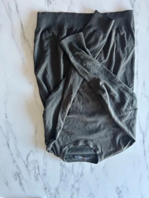 Olivgrön tröja från Dressmann - Snygg olivgrön tröja från Dressmann i mjuk bomull. Tröjan har rund halsringning och ribbade muddar. Perfekt för dig som gillar en enkel och stilren look. 