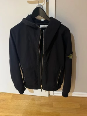 Stone Island jacka  - Säljer en svart Stone Island Soft Shell i storlek S. Jackan passar inte mig längre så därför jag säljer den. Den är sparsamt använd och i bra skick.