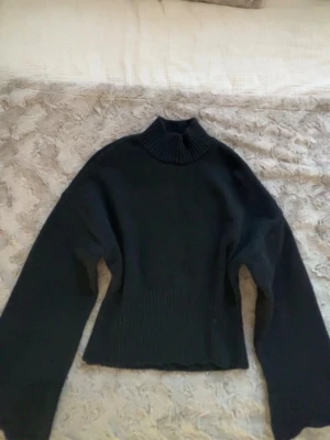 Superfin stickad halvpolotröja  - Säljer en jättefin stickad tröja med polokrage, köpt alldeles nyss för 430kr på ginatricot i storlek S. Använd 1 gång hemma men förövrigt helt oanvänd. Säljer pga den kommer inte till användning. Modellen heter funnel neck knitted sweater utifall man vill se hur den ser ut på (då man ej får lägga in bilder från weppsidor) Hör av er vid frågor och funderingar!!💞
