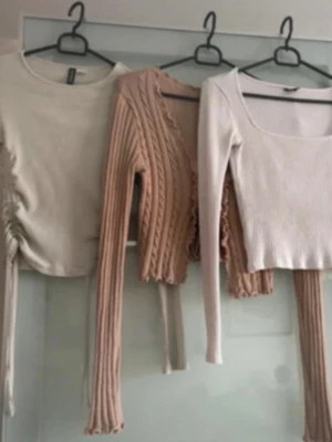 Tröjor  - 1st vit tröja i storlek xs (Ginatricot) 1st beige tröja i storlek xs (shein) 1st mintgrön tröja i storlek xxs (h&m) 1st svart storlek xs (shein) 1st svart storlek xs (h&m)  Vissa mer använda en andra, vissa mer slitna en andra 🌸 • TikTok: Ginise   