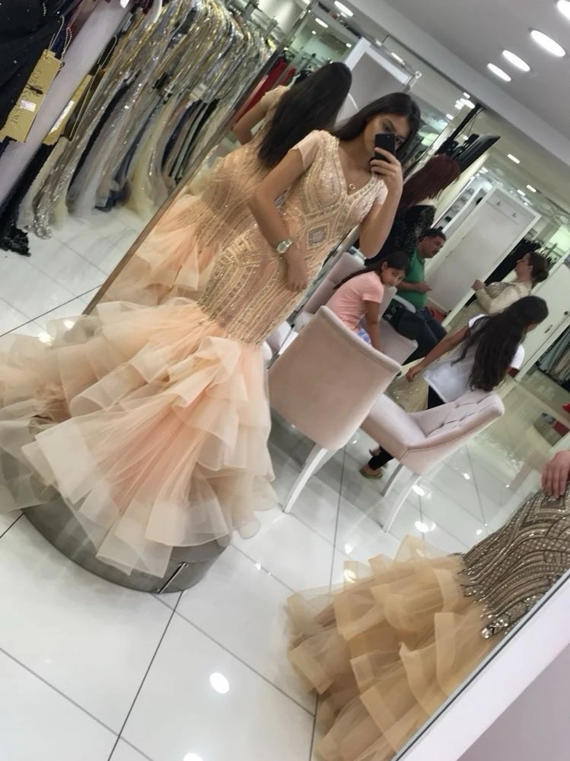 Champagnefärgad långklänning med volang