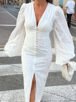 Vit långklänning adoore  - Superfin vit långklänning från adoore i storlek S, endast använt den en gång💗