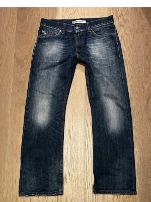 Levis 506 w31/30 med snygga fades - Tja säljer ett par levis 506 w31/30 sutter mer som 32 i längd midja 43cm, längd 102cm, väldigt snygga fades