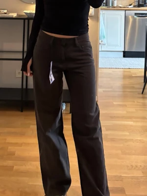 Nya Bruna jeans från Gina Tricot stl 36 - Snygga bruna jeans från Gina Tricot stl 36