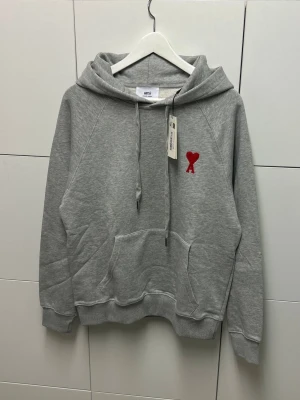 Ami Paris Hoodie  - Helt ny aldrig använd. Storlek: M. Snabb frakt