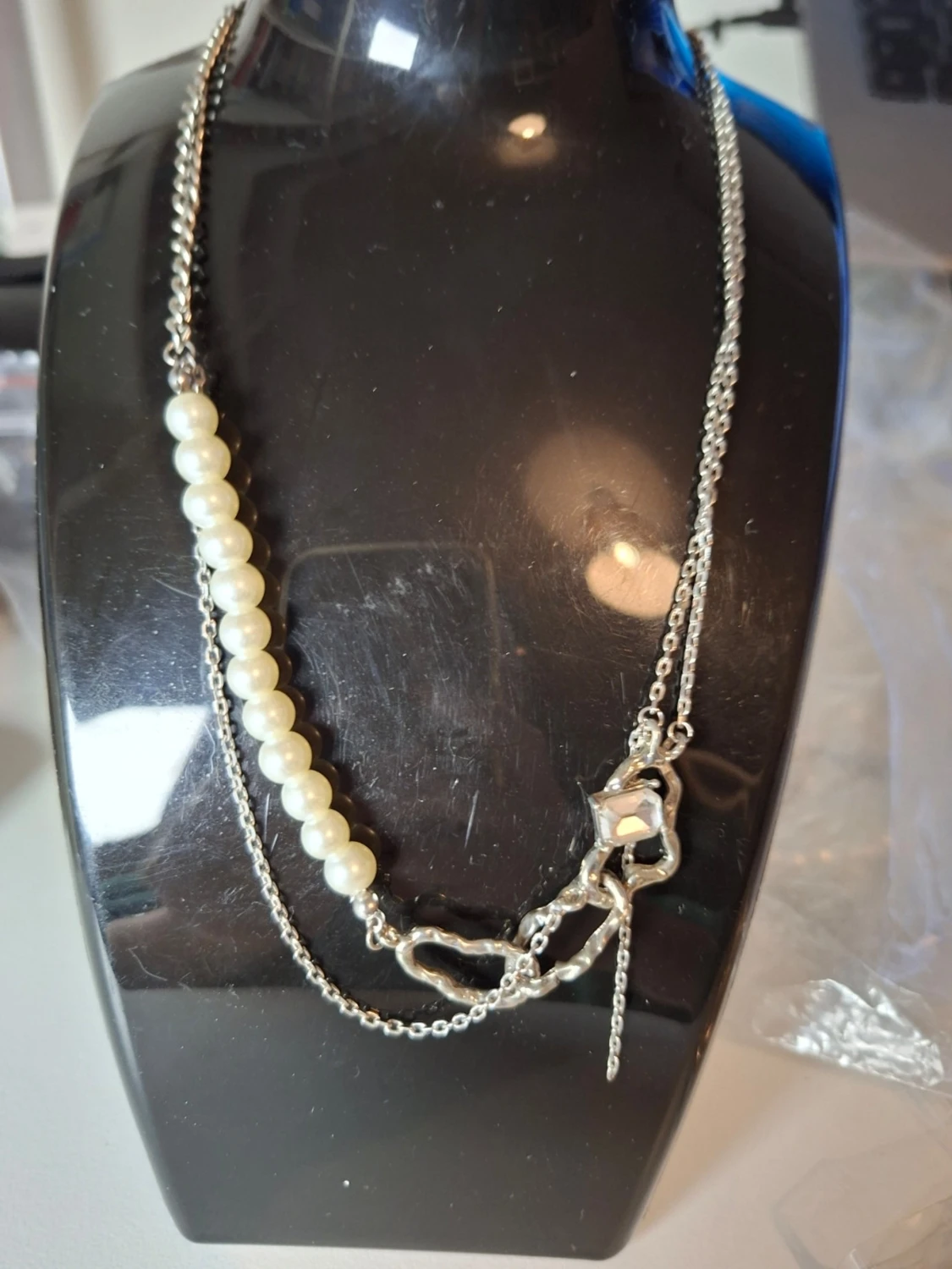 Silverfärgat halsband med pärlor