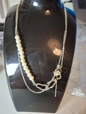 Silverfärgat halsband med pärlor - Överge samlingen, utförsäljning till låga priser