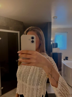 Vit spetsblus med lång ärm - Supersöt vit blus i spets med långa ärmar och fina mönstrade detaljer. Superfint skick🤍