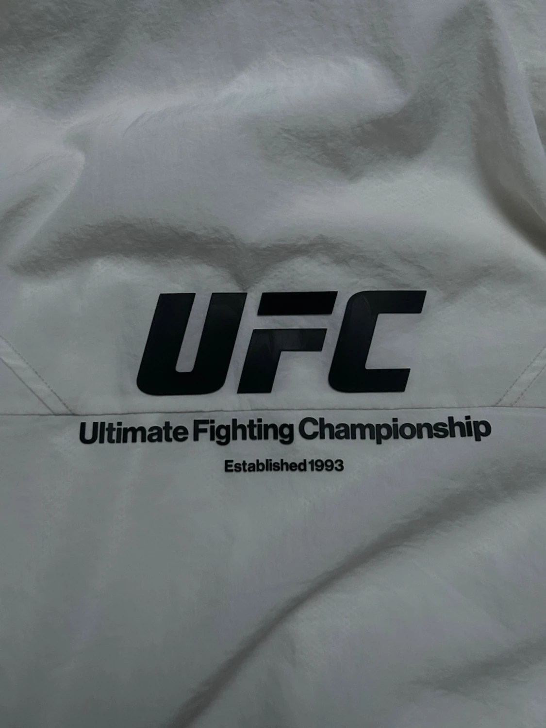 Vit UFC vindjacka med huva - 2