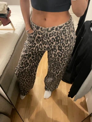 Leopardmönstrade vida jeans - Säljer ett par snygga leopardmönstrade jeans med vid passform. Knappt använda :)