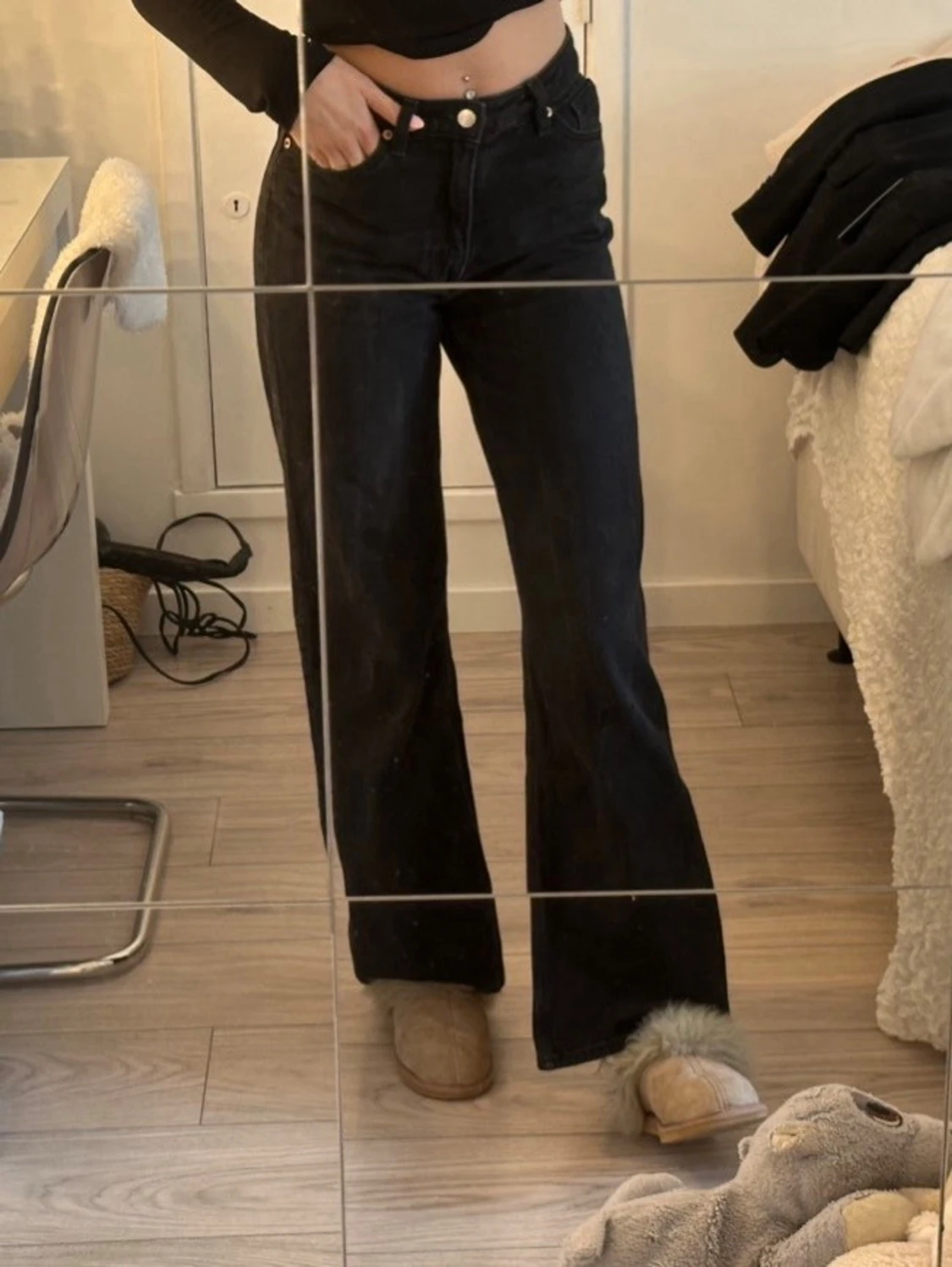 Svarta utsvängda jeans