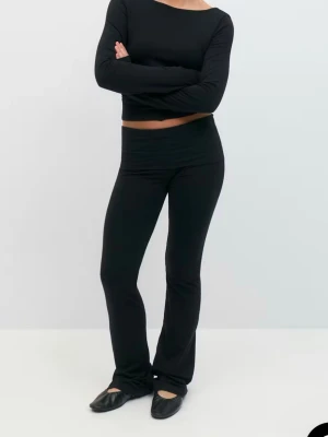 Svarta low waist yoga pants från Ginatricot - Svarta low waist yoga pants från Ginatricot. De är stretchiga och sitter tajt upptill men har utsvängda ben.