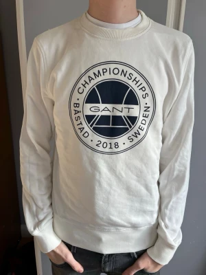 Gant tröja - Säljer denna riktigt snygga och fräscha GANT x Båstad tröja. Den är i väldigt bra skick och är väldigt lite använd. Tröjan är i storlek S.  Hör av dig om du har några funderingar🙌
