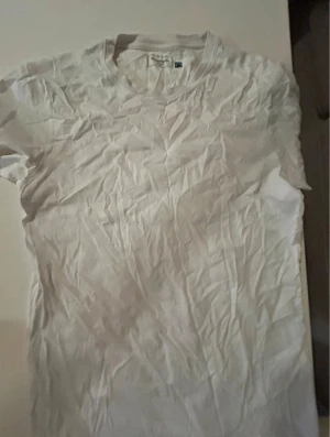 Vit basic t-shirt i bomull - Dressmann - En klassisk vit t-shirt med rund hals och korta ärmar. Perfekt som basplagg och enkel att matcha med allt. Tillverkad i mjuk bomull för en bekväm känsla.