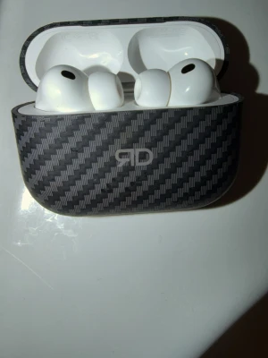 Apple AirPods Pro 3 med kolfiberskal - Säljer ett par Apple AirPods Pro med ett snyggt svart kolfibermönstrat skal. Original pris 2699kr säljer för 1800kr billigare vid snabb affär, kan mätas i Norrköping eller Örebro beroende på dag.