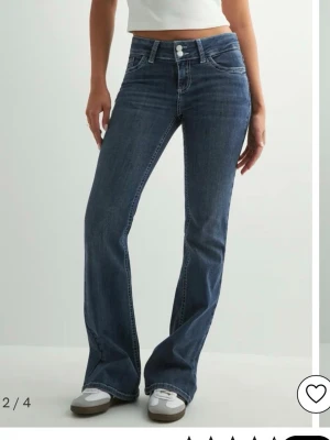 Stitch Jeans från Nelly blå - Blåa jeans med vita detaljer på från Nelly. Använda en del men använder inte längre för jag bara tröttnat. Inga defekter och det märks inte att de är använda🩷väldigt stretchiga så jag som egentligen har 36 har 34 i dessa byxor. Skriv för frågor och kom med prisförslag 🙏