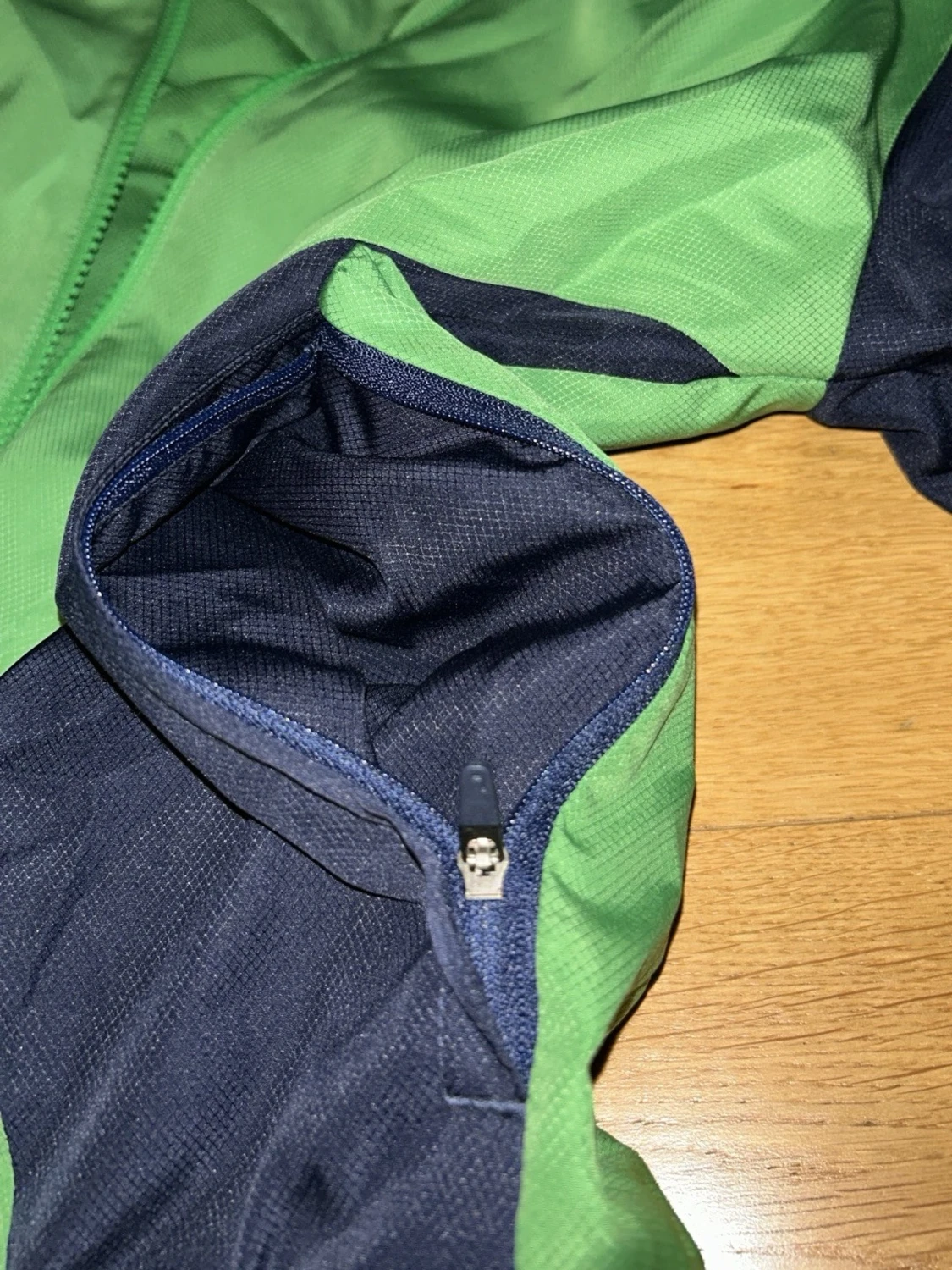 Grön och marinblå vindjacka Lacoste. Köpte för 650kr, oanvänd. - 4