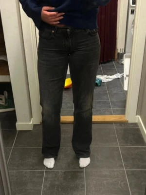 Svarta raka jeans med hög midja - Säljer ett par svarta jeans med rak passform och låg midja. Jeansen har klassisk femficksdesign och stängs med knapp och dragkedja. Perfekta till en avslappnad stil och passar till det mesta. Materialet är denim i bomull.